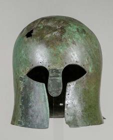 Korinthischer Helm (2. Stufe) mit griechischer Inschrift; etwas ergänzt
