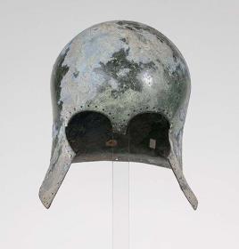 Korinthischer Helm, frühe 2. Stufe, mit linksläufiger Weihinschrift