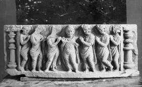 Buddha inmitten von sechs anbetenden Bodhisattvas oder Gottheiten