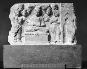 Erzählende Szene (Fragment): Der Buddha gibt das Fasten auf - Speisung des Buddha durch Sujata. Szenentrenner: Weibliche Figur