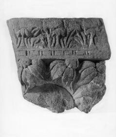 Reste des Nimbus eines Buddha/Bodhisattva unter einem blühenden Baum, darüber Akanthusblatt-Fries (Fragment)