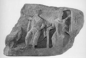 Schmuckfries (Fragment): drei Figuren, rechts Mann mit Bogen (?), mittig Tanzender (?)