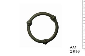 Massiver Ring, mit drei Knoten versehen