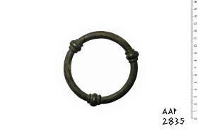 Massiver Ring mit drei Knoten versehen