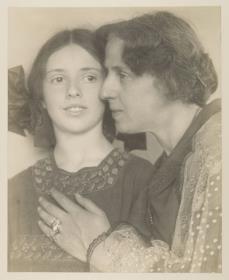 Frau Peter Behrens und Tochter