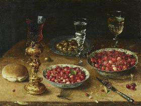 Stillleben mit Kirschen und Erdbeeren in Porzellanschüsseln