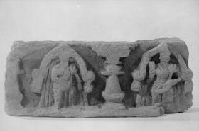 Schmuckfries (Fragment): Zwei stehende männliche Figuren jeweils unter einem Chaitya-Bogen