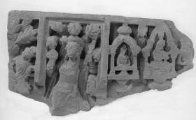 Teile einer komplexen Szene (Fragment): Wunder von Shravasti oder Maitreya im Tushita-Himmel (?) (rechts); Szenentrenner: Frau mit Lanze (?) und Blüte (?) unter Baumkrone (Mitte); unidentifizierte Szene (?)