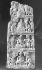 Vertikale Stele mit vier Verehrungsszenen eines sitzenden Buddha (Fragment). Erzählende Szene (dritte von oben): Darbringung der vier Almosenschalen durch die Welthüter (Lokapalas)