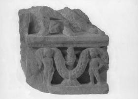 Füße eines stehenden Buddha mit Beifigur über girlandentragenden Yaksha-Eroten (Fragment)