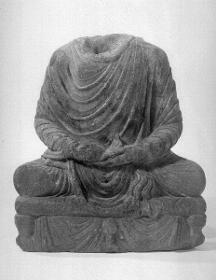 Torso eines meditierenden Buddha auf Thron mit Vorhangmotiv. Sockelrelief: Feuerständer