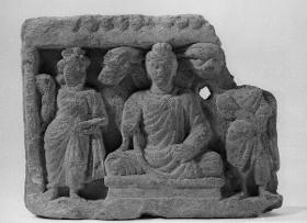 Sitzender Buddha in Schutzgeste (abhaya-mudra) zwischen zwei Verehrern (Fragment)