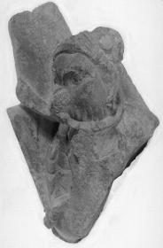 Garuda mit theriomorpher Schlange im Maul (Naga/Nagini?) (Fragment)