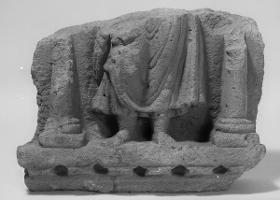Unterteil eines stehenden Buddha zwischen zwei Säulen (Fragment)