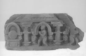 Schmuckfries (Fragment): Zwei anbetende Yaksha-Eroten und Sonnenscheibe auf Thron jeweils unter einem Chaitya-Bogen