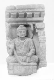 Sitzender Buddha in Schutzgeste (abhaya-mudra) auf Thron unter Kragsteinfries (Fragment)