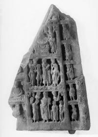 Vertikale Stele (Fragment): meditierende Buddhas (links); drei Szenen aus dem Buddhaleben (Mitte); Adoranten (rechts)