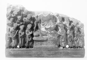 Erzählende Szene (Fragment): Darbringung der vier Almosenschalen durch die Lokapalas (Welthüter); darunter gedrehte Juwelengirlande
