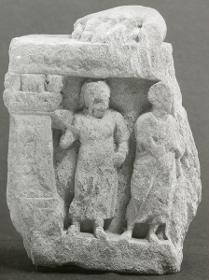 Fuß eines stehenden Buddha (Fragment). Sockelrelief: Zwei Verehrer (Fragment)