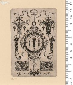 Anhänger aus Schweifgrotesken und Schwarzornament mit zahlreichen kleineren Schmuckflächen