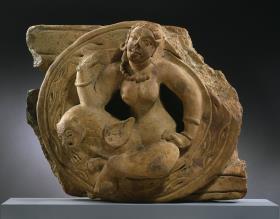 Weibliche Figur auf geflügeltem Löwen