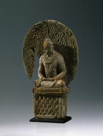Sitzender Buddha auf schmalem, hohem Thron und ovaler Flammen-Körperaureole