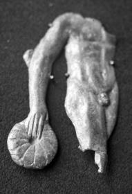 Dünnes getriebenes Blech mit Darstellung eines schreitenden nackten Jünglings mit Opferschale in der gesenkten Rechten (Fragment)
