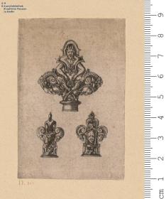 (3) Anhänger mit Edelsteinen in Umrahmung von Rollwerk und Figuren