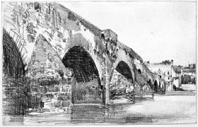 Steinerne Flussbrücke mit Bogenpfeilern