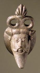 Achelooskopf, spitzbärtig, oben Palmette zwischen zwei Ringen, Theil eines Geräts