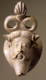 Achelooskopf, spitzbärtig, oben Palmette zwischen zwei Ringen, Theil eines Geräts
