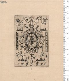 Anhänger, umgeben von kleinen Flächen mit Schwarzornament