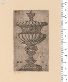 1 Blatt mit kleinem Pokal; am Knauf drei kleine Kindermasken
