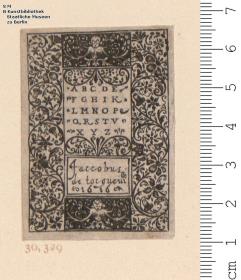 (3) 1 Blatt Rankenornament, inmitten Alphabet