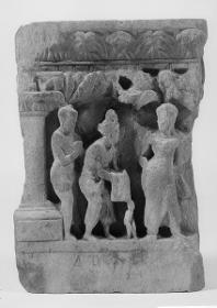 Erzählende Szene (Fragment): Geburt des Siddhartha Gautama inkl. die sieben Schritte unter Akanthusblattfries