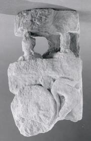 Erzählende Szene (Fragment): Wagen mit mindestens einer männlichen Figur mit Turban als Fahrgast, eine weitere Figur außerhalb des Wagens befreit das feststeckende Rad (Trapusha und Bahalika?)