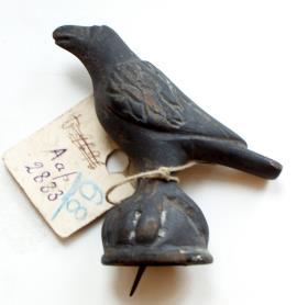 "Adler, auf einer halbkugelförmigen Erhöhung sitzend" (wahrscheinlich mit der heute in Moskau befindlichen Statuette eines Raben identisch)