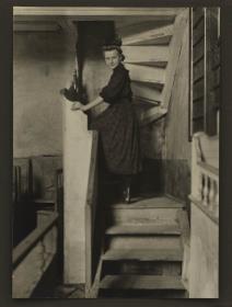 Frau auf Treppe