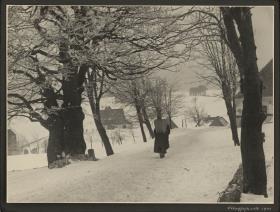Korbträgerin auf verschneitem Weg, Erzgebirge
