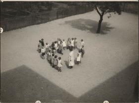 Kinder auf Schulhof