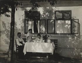 Familie am Tisch (Frida, Hilde und Manfred Ehrhardt)