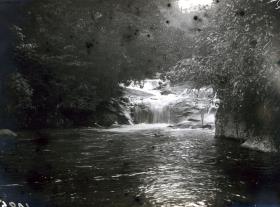 "Gebirgsfluß mit Wasserfall."