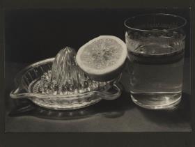 Zitruspresse mit Zitrone und Wasserglas