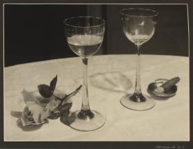 Gläser mit Zigarre und Rose
