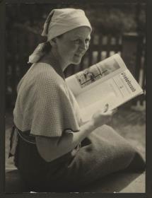Frau mit der Zeitschrift "Photofreund"