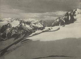 Verschneite Berglandschaft