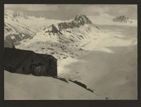 Verschneite Berglandschaft mit Gehöft