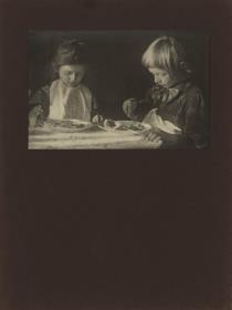 Essende Kinder am Tisch