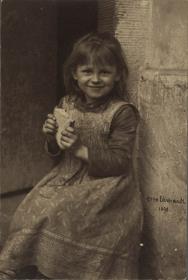 Mädchen mit Brot in der Hand