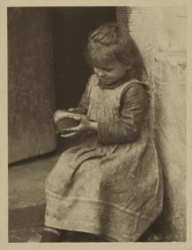 Mädchen mit Brot in der Hand